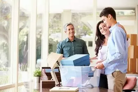 A family packing up a student's belongings.